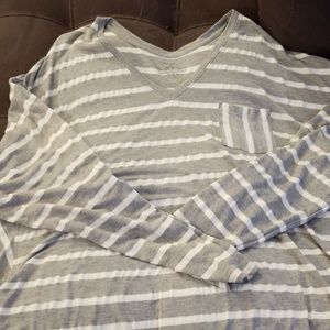 V neck 3/4 sleeve tee size 22/24